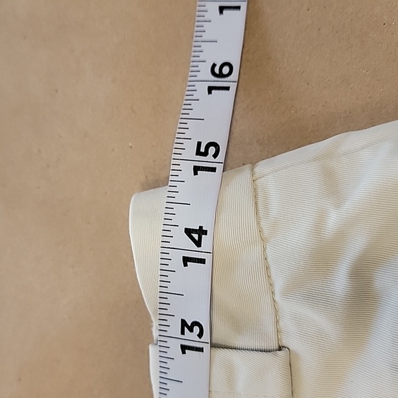 Gap Size 6 Khaki 6" Inseam Shorts, Gently Used Condition - Picture 6 of 10